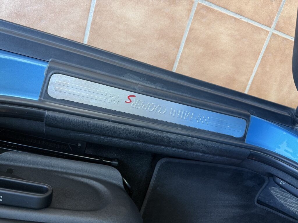 Umbral de puerta Mini Cooper S con insignia original