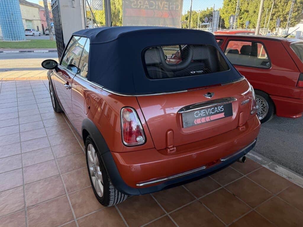 Vista trasera centrada del Mini Cooper Cabrio segunda mano