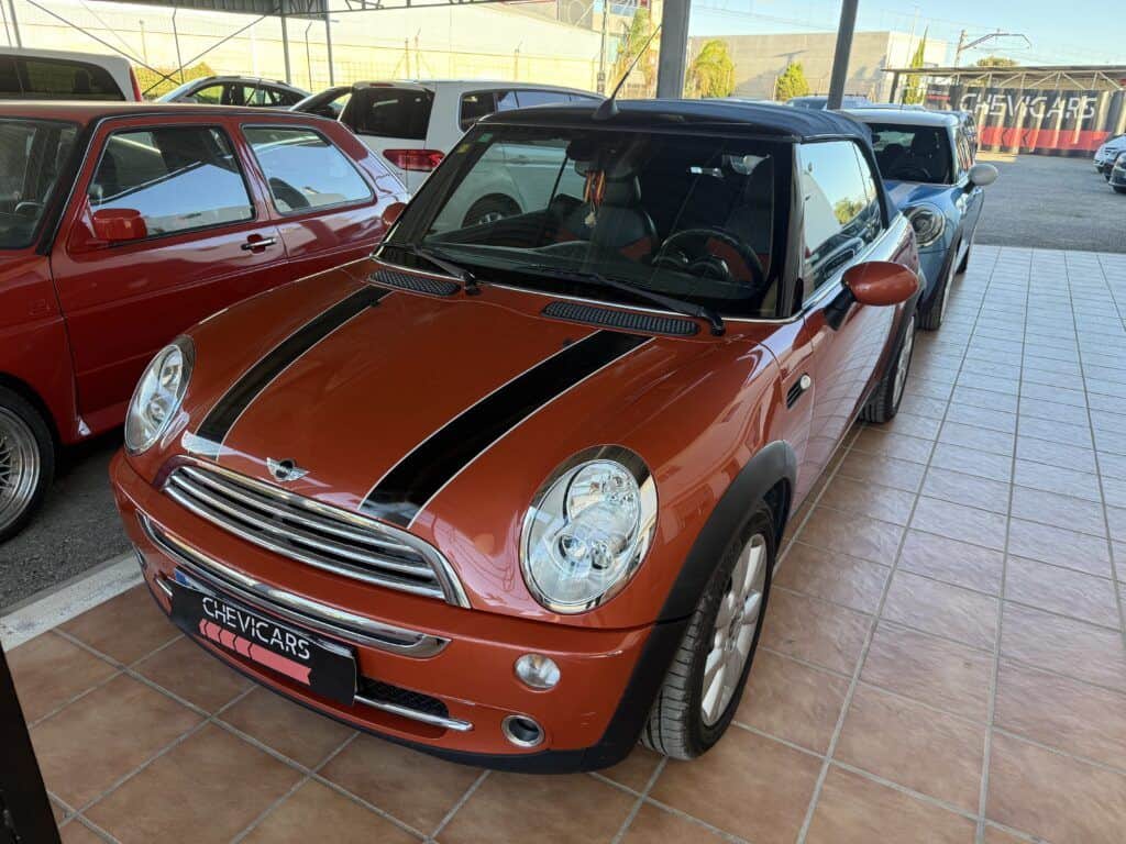 Vista frontal del Mini Cooper Cabrio segunda mano en exposición