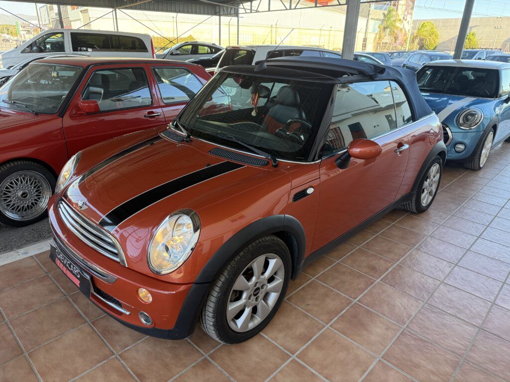 Vista frontal lateral del Mini Cooper Cabrio segunda mano en Chevicars
