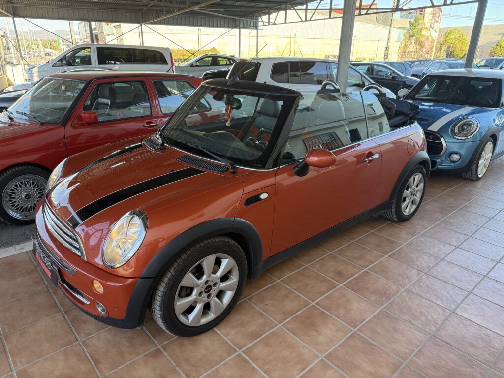 Vista frontal completa del Mini Cooper Cabrio segunda mano en Chevicars