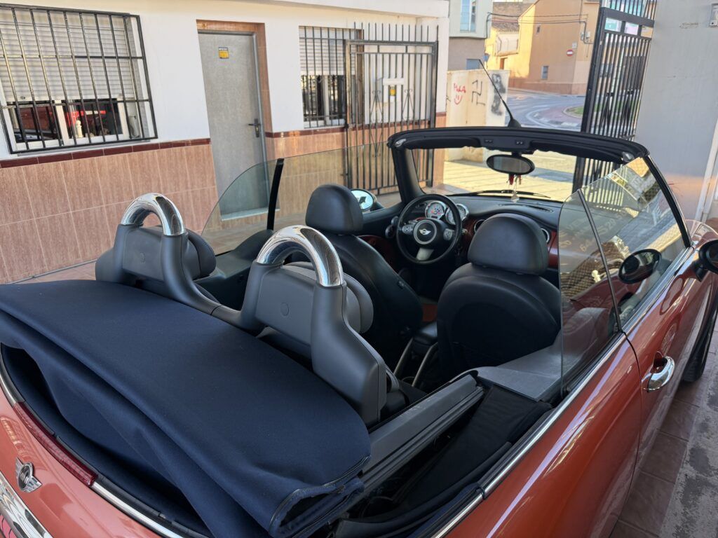 Mini Cooper Cabrio segunda mano con capota abierta visto desde atrás