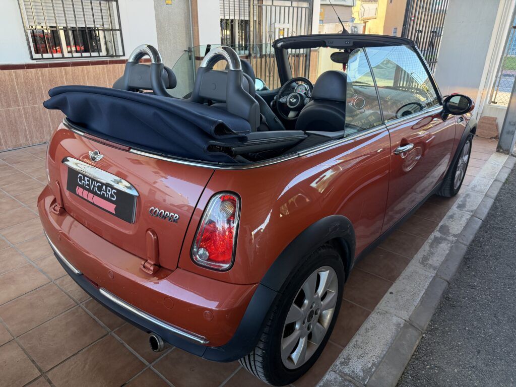Vista trasera centrada del Mini Cooper Cabrio segunda mano