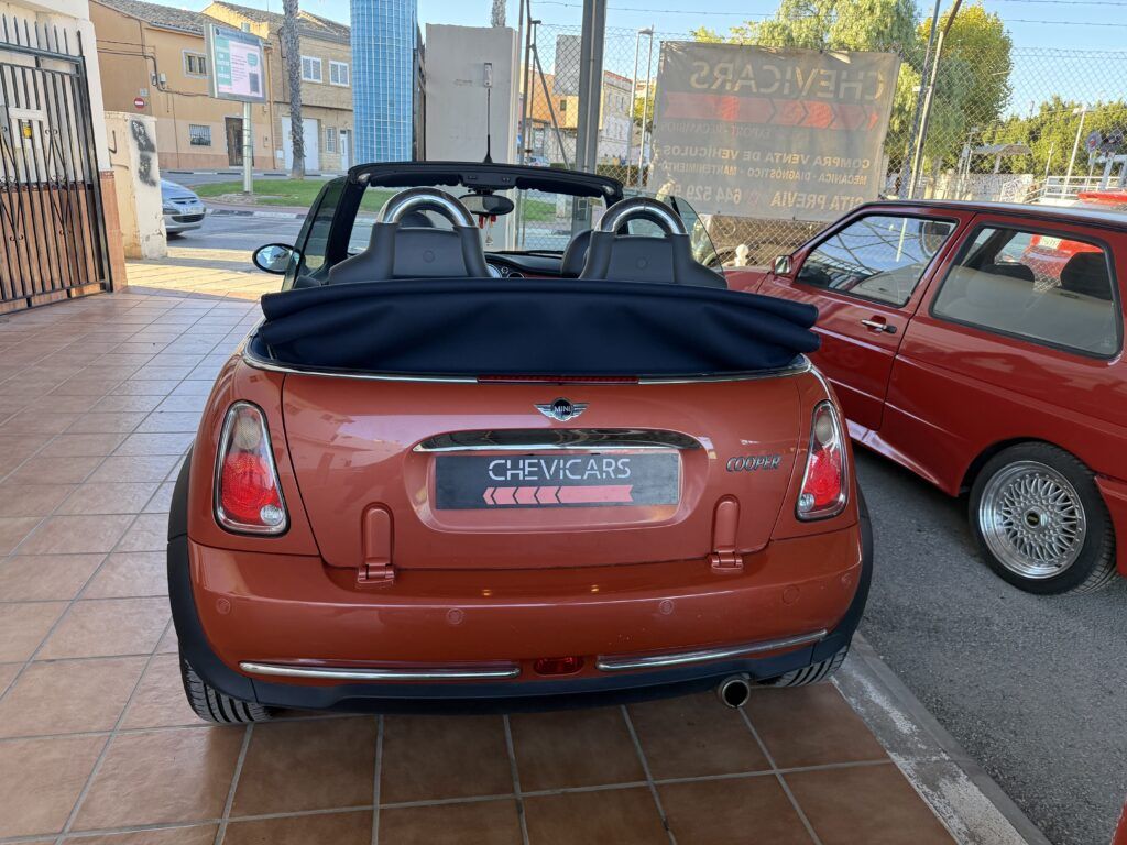 Vista frontal del Mini Cooper Cabrio segunda mano en exposición