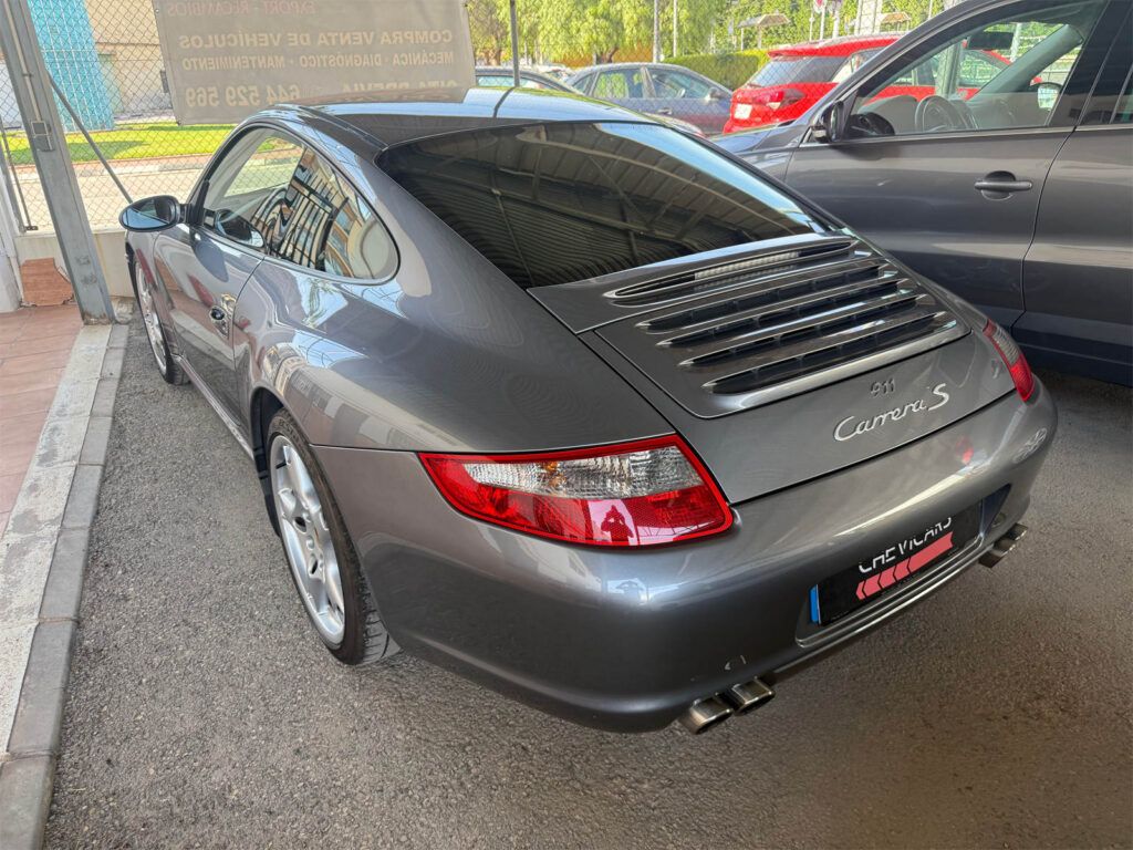 Porsche 911 Carrera S segunda mano gris visto desde atrás en Chevicars