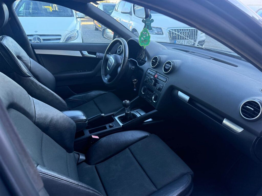 Interior delantero Audi A3 2007 segunda mano con volante y consola central