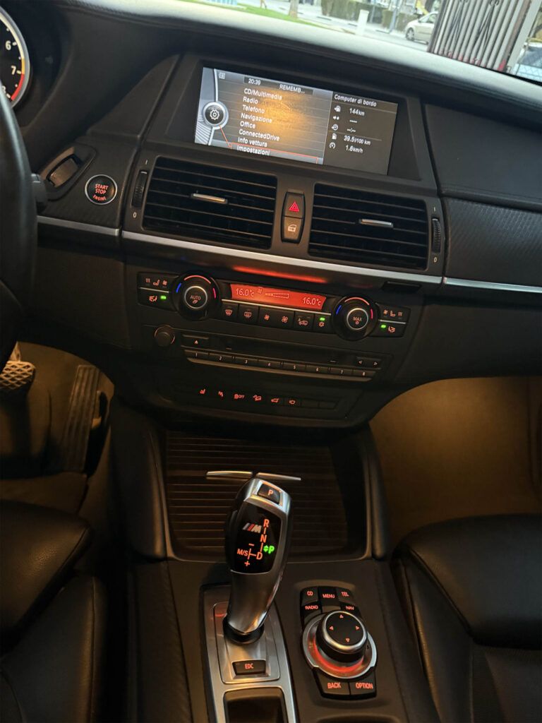 interior BMW X6 M segunda mano Chevicars consola central cambio automatico