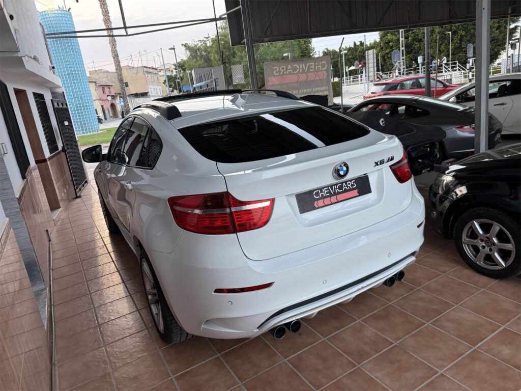 BMW X6 M segunda mano vista lateral trasera en Chevicars