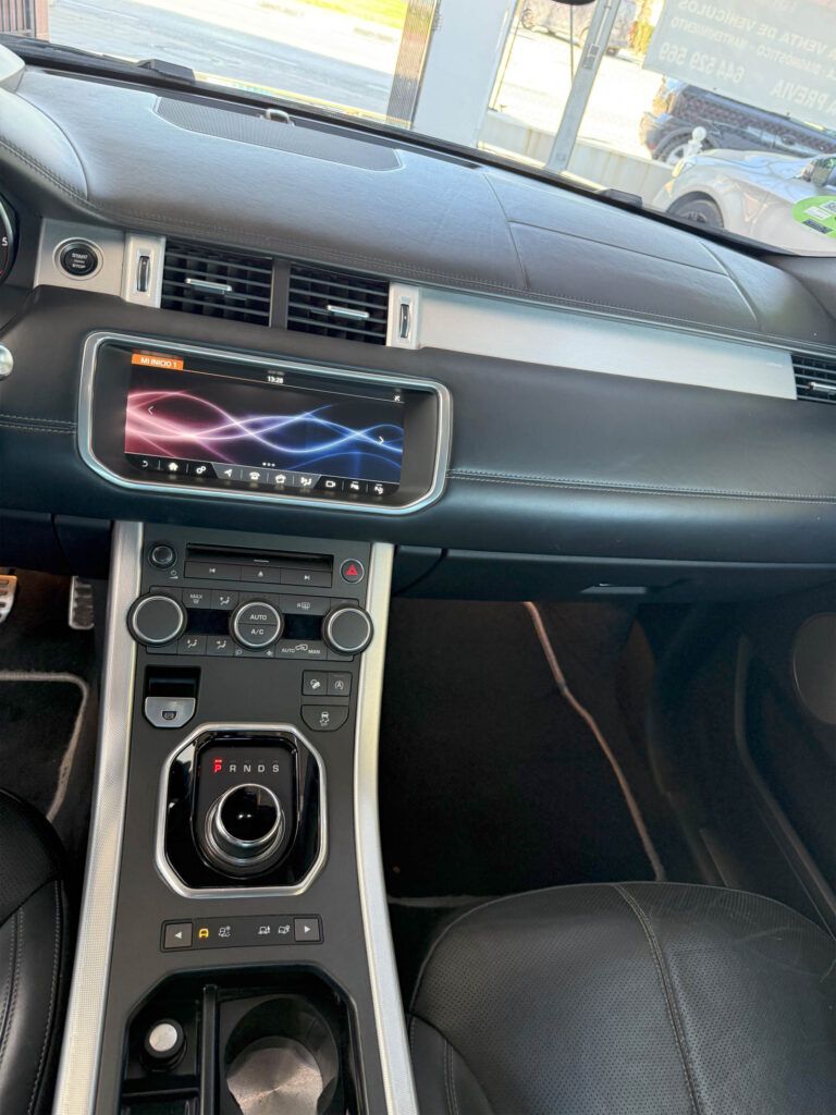 Pantalla multimedia y mandos de la consola central del Evoque Cabrio