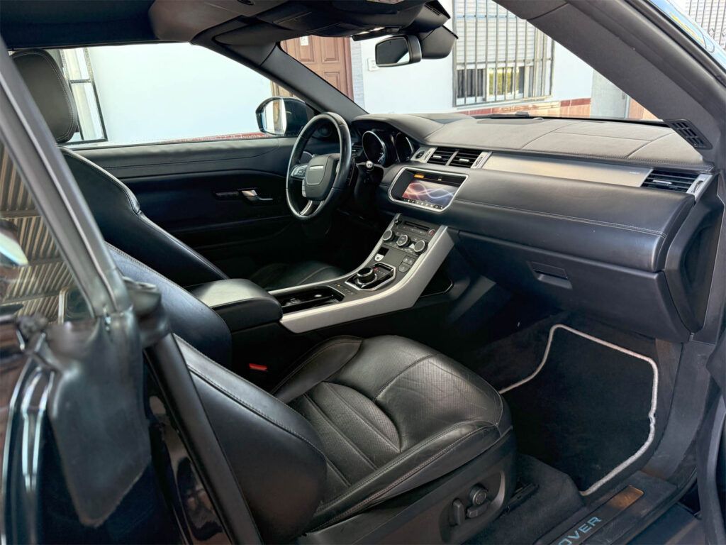 Interior lateral del Evoque Cabrio con asiento delantero y salpicadero