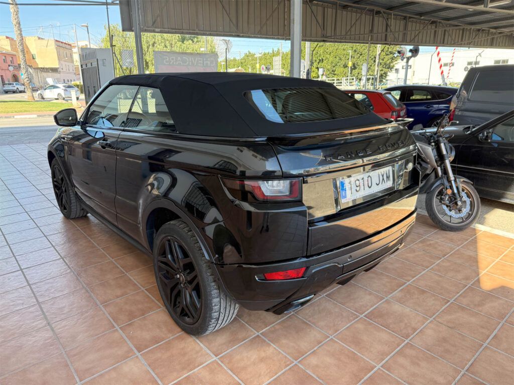 Imagen del Evoque Cabrio desde un ángulo 3/4 trasero